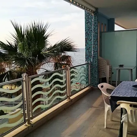 Апартаменты Casa Flora A Due Passi Dal Mare Джовинаццо